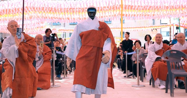 AI资讯:身披深褐色袈裟的人形机器人在韩国寺庙中合十行礼