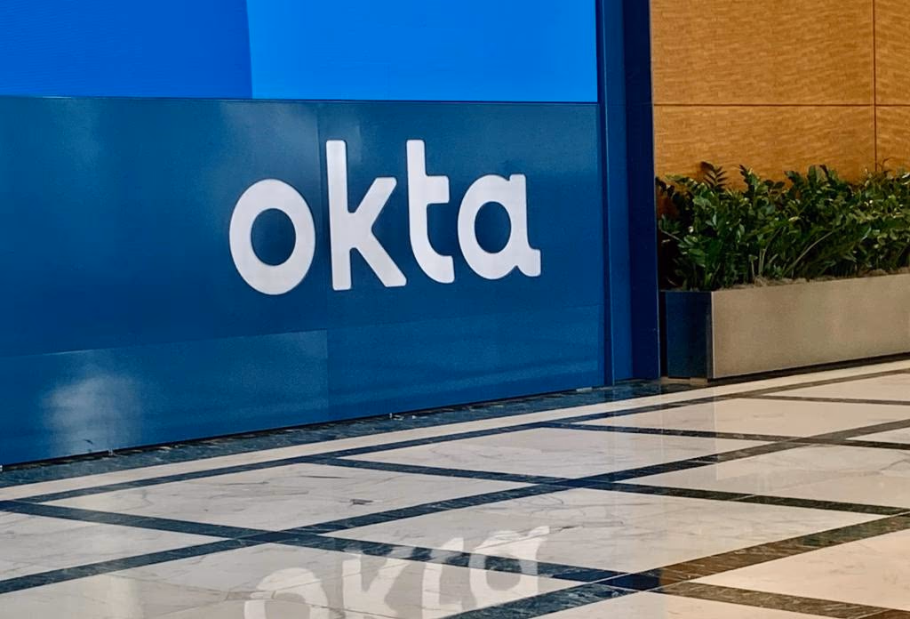 AI资讯：Okta公司大厅展示身份安全品牌标识与接待区域