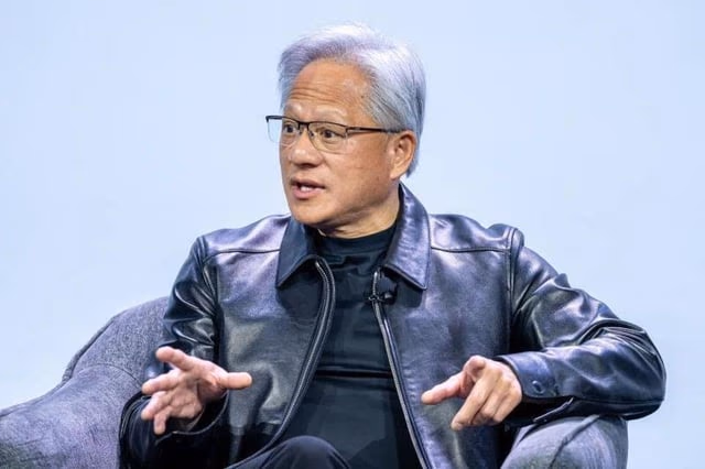 AI资讯:黄仁勋在发布会现场讲话的画面